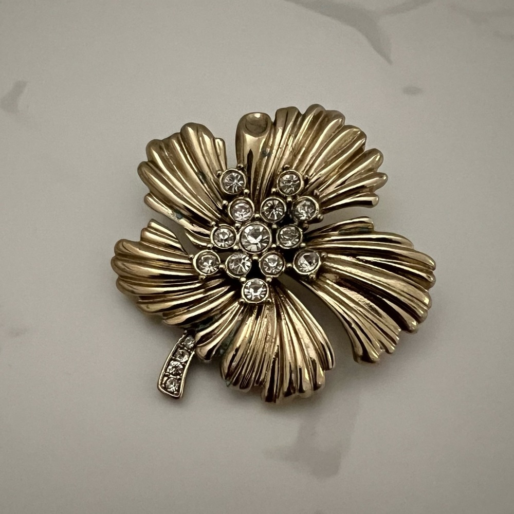 Vintage Gold Rhinestone Flower Brooch Pin - Picture 2 of 6